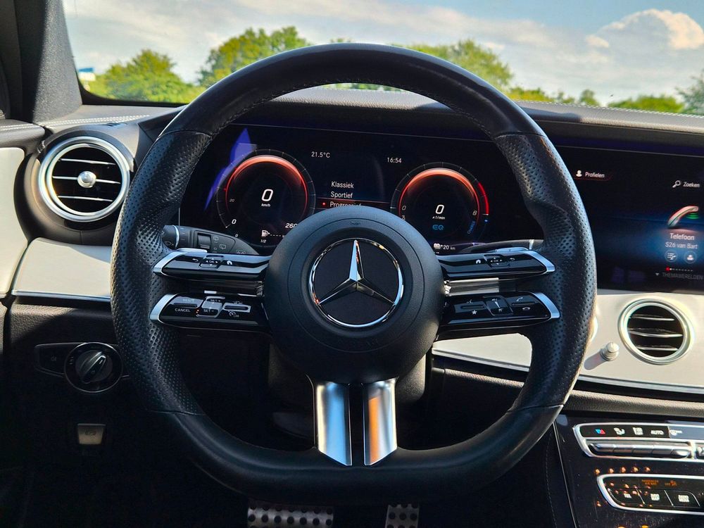 Mercedes-Benz E-klasse Estate 300 e AMG Line | Pano | ACC